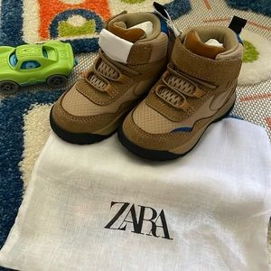 Kid Velcro sneaker boot 5.5